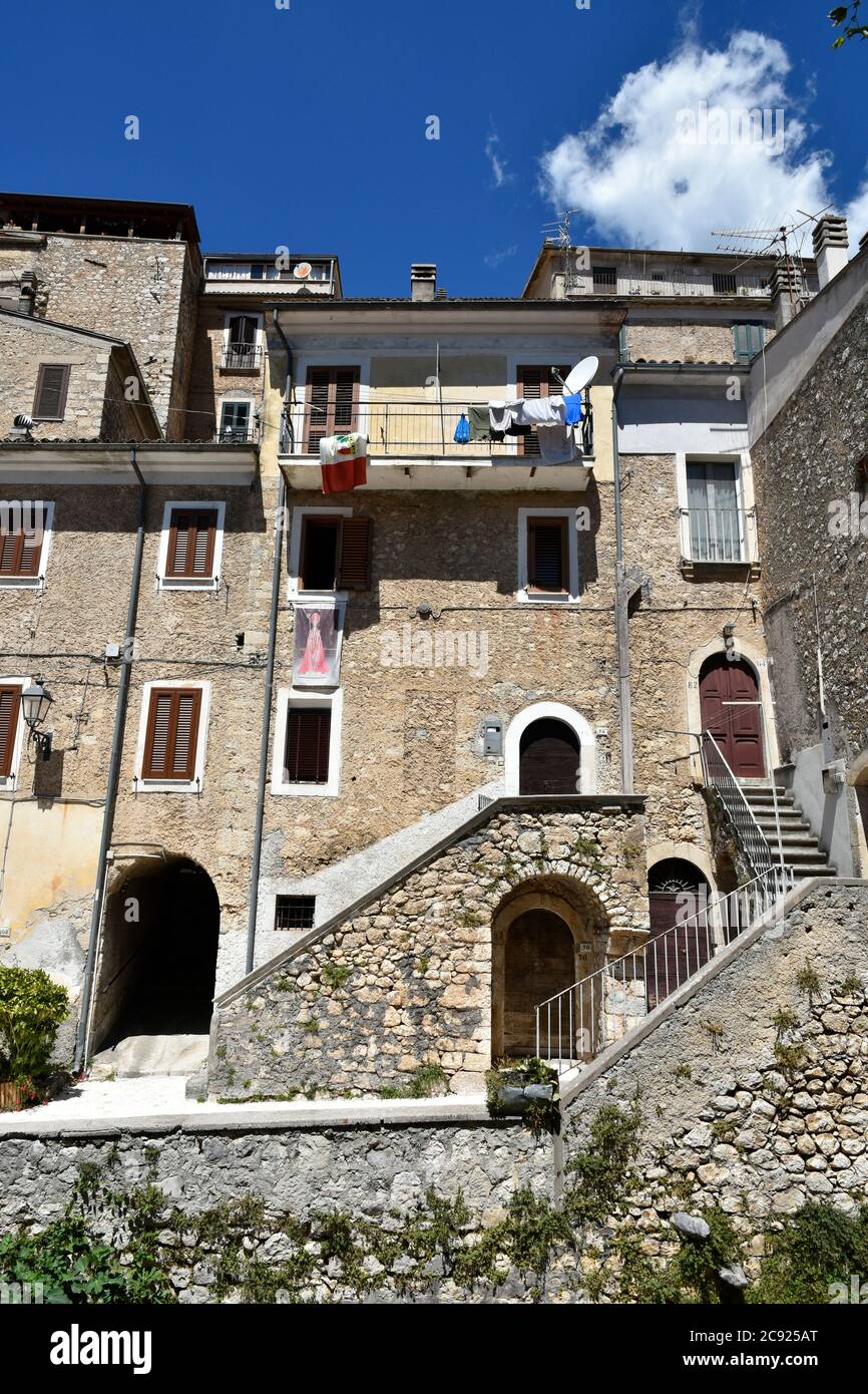 La fachada de una casa en el pueblo medieval de San Donato Val di