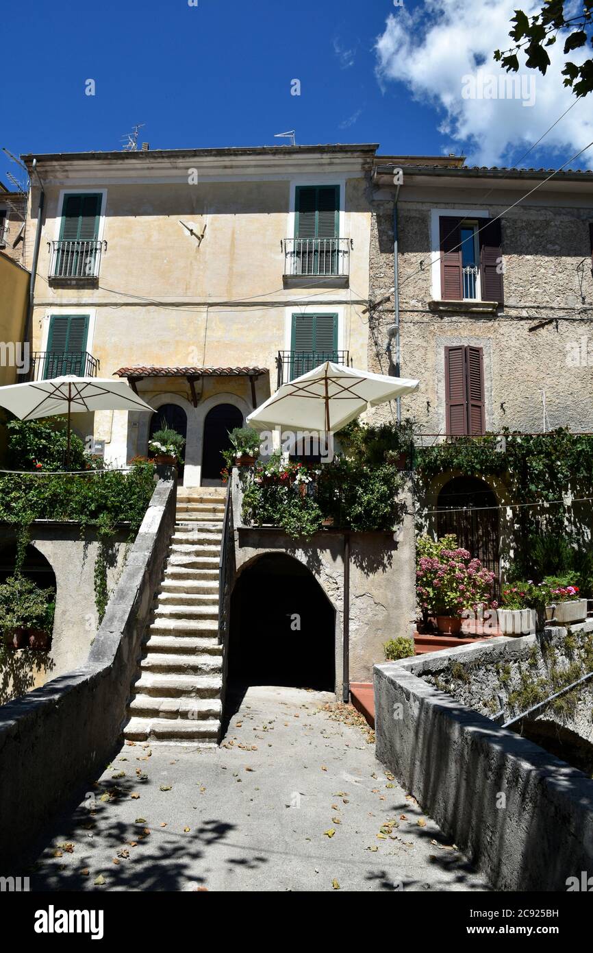 La fachada de una casa en el pueblo medieval de San Donato Val di