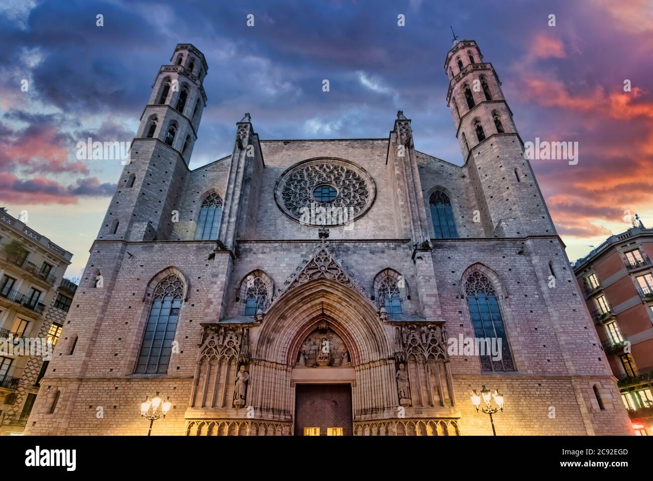 Fachada de la Basílica de Santa Maria del Mar (1329-1383) en estilo gótico catalán en Barcelona, Cataluña, España y Europa Foto de stock