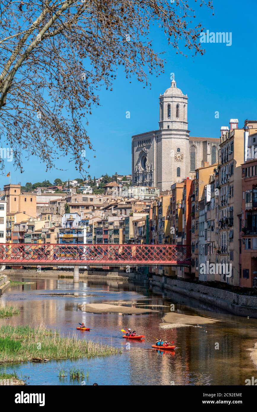 catedral de Girona, orillas del río Onyar en Girona, España | bunte Häuser am Fluß Onyar, Girona, Katalonien, español Foto de stock
