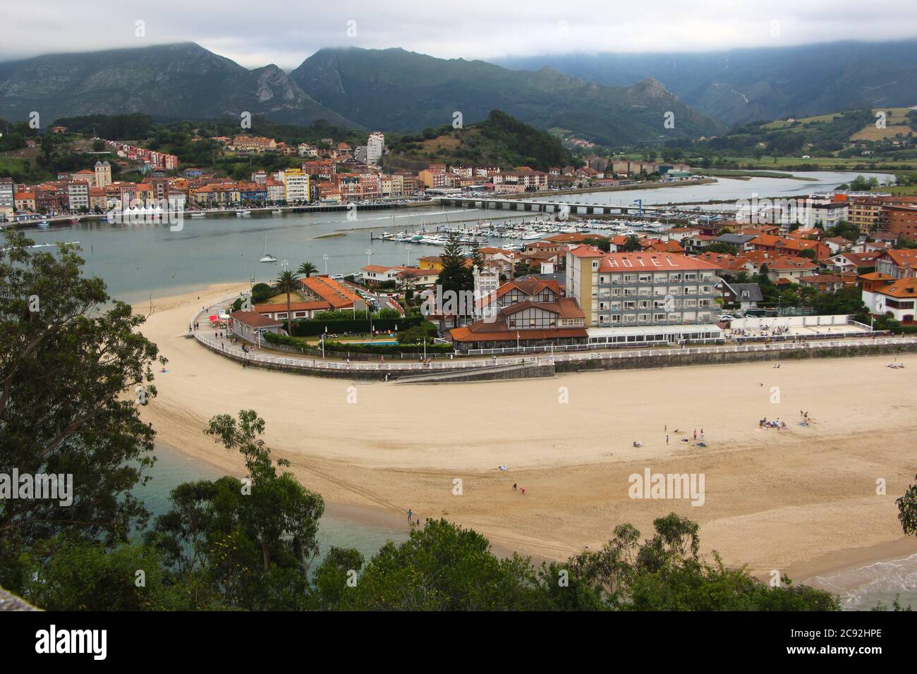 Vista del paisaje desde la cima de una colina del puente de la ciudad Y playa en el río Sella Ribadesella Asturias España Foto de stock