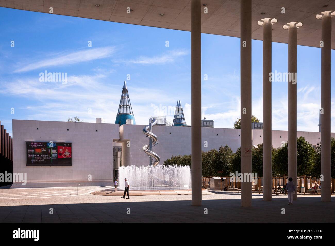 Vista desde el Museo de Arte de Bonn hasta la Sala de Arte y Exposiciones de la República Federal de Alemania, Bonn, Renania del Norte-Westfalia, Alemania. Blick vom Kun Foto de stock