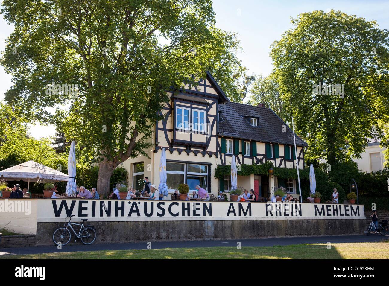 El restaurante Weinhaeuschen en el río Rin en el distrito de la ciudad Mehlem, Bonn, Renania del Norte-Westfalia, Alemania. Das Restaurante Weinhaeuschen am R. Foto de stock
