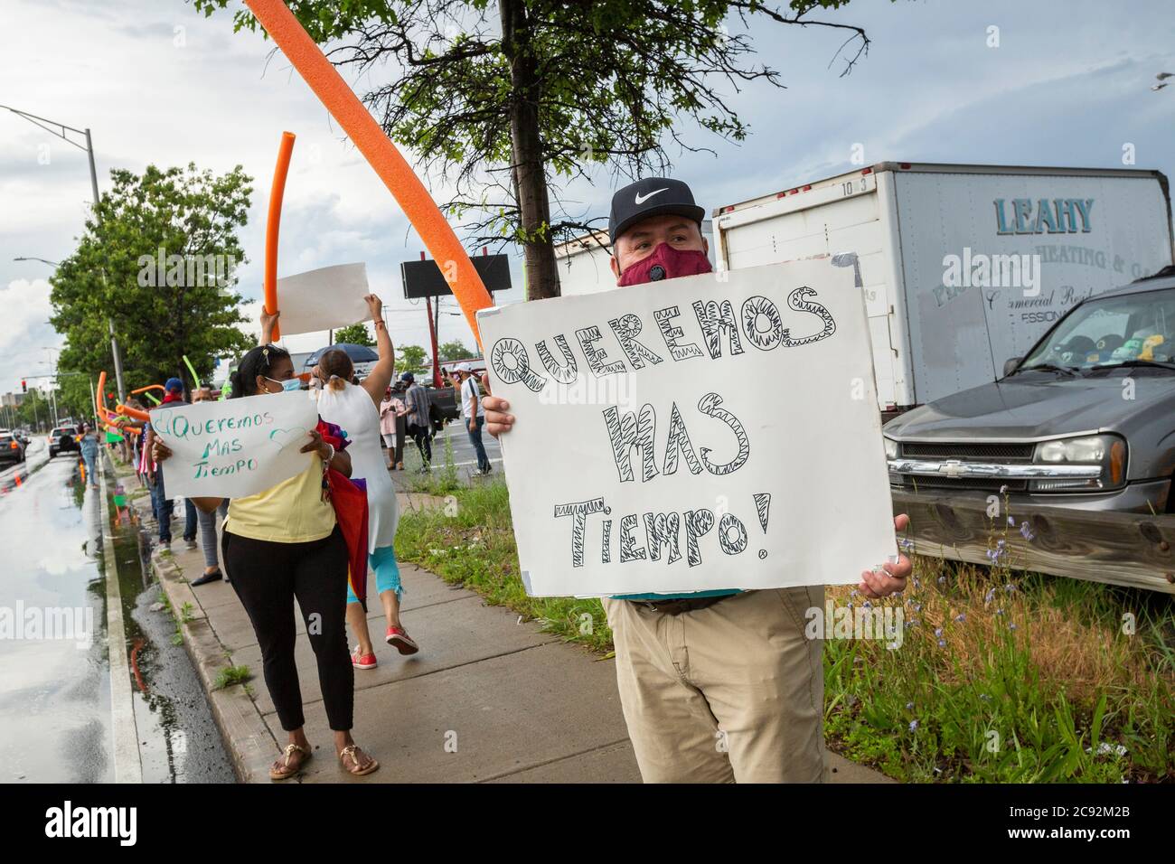 28 de junio de 2020. Lynn, MA. La Asociación de Comerciantes de Lynn Way protesta en el LynnMart. Un desfile llamado el Cancelar desalojos Caravan condujo por 24 AP Foto de stock