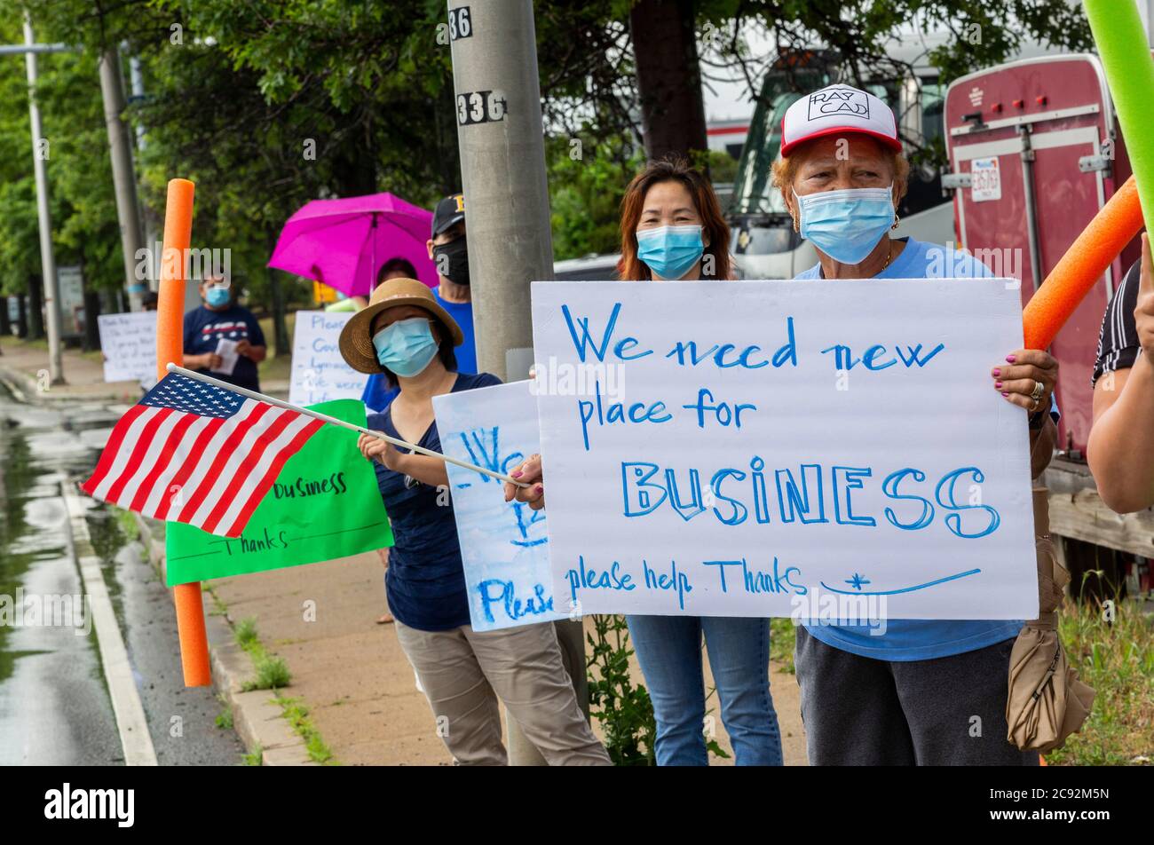 28 de junio de 2020. Lynn, MA. La Asociación de Comerciantes de Lynn Way protesta en el LynnMart. Un desfile llamado el Cancelar desalojos Caravan condujo por 24 AP Foto de stock