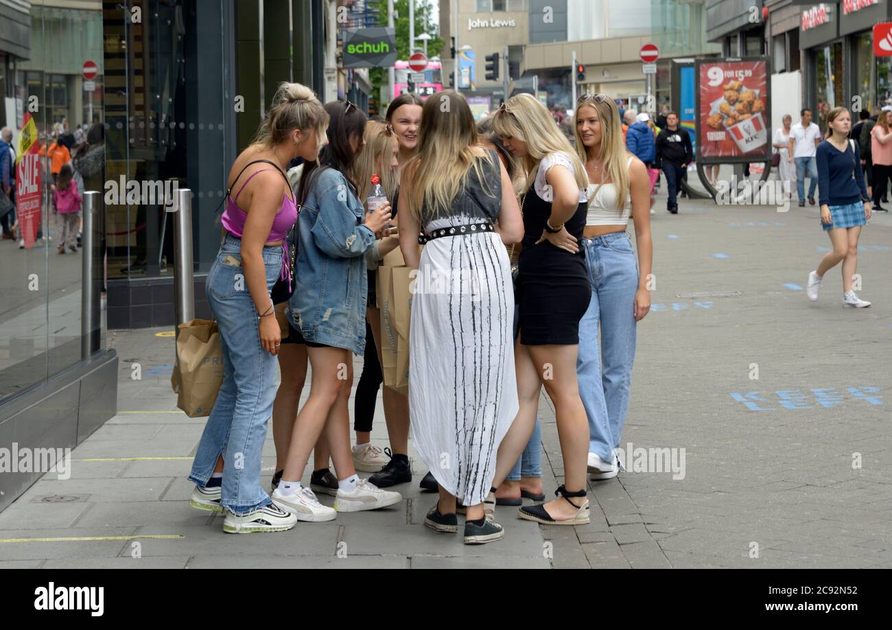 Grupo de mujeres jóvenes atractivas, fuera de compras, después de cierre COVID 19, Nottingham. Foto de stock