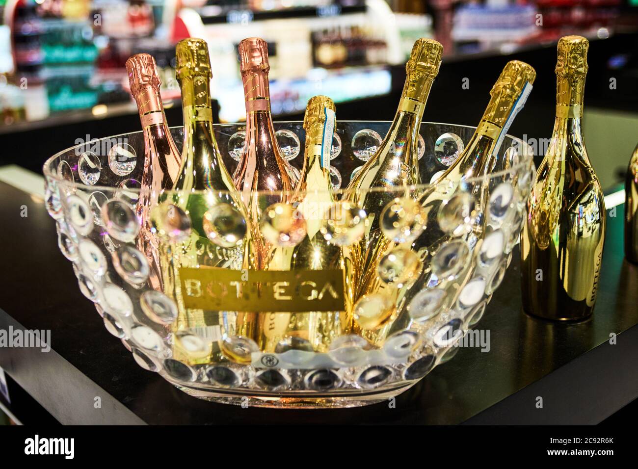 El champán Bottega se vende en la zona libre de impuestos de la terminal aérea del aeropuerto de Luton. Foto de stock