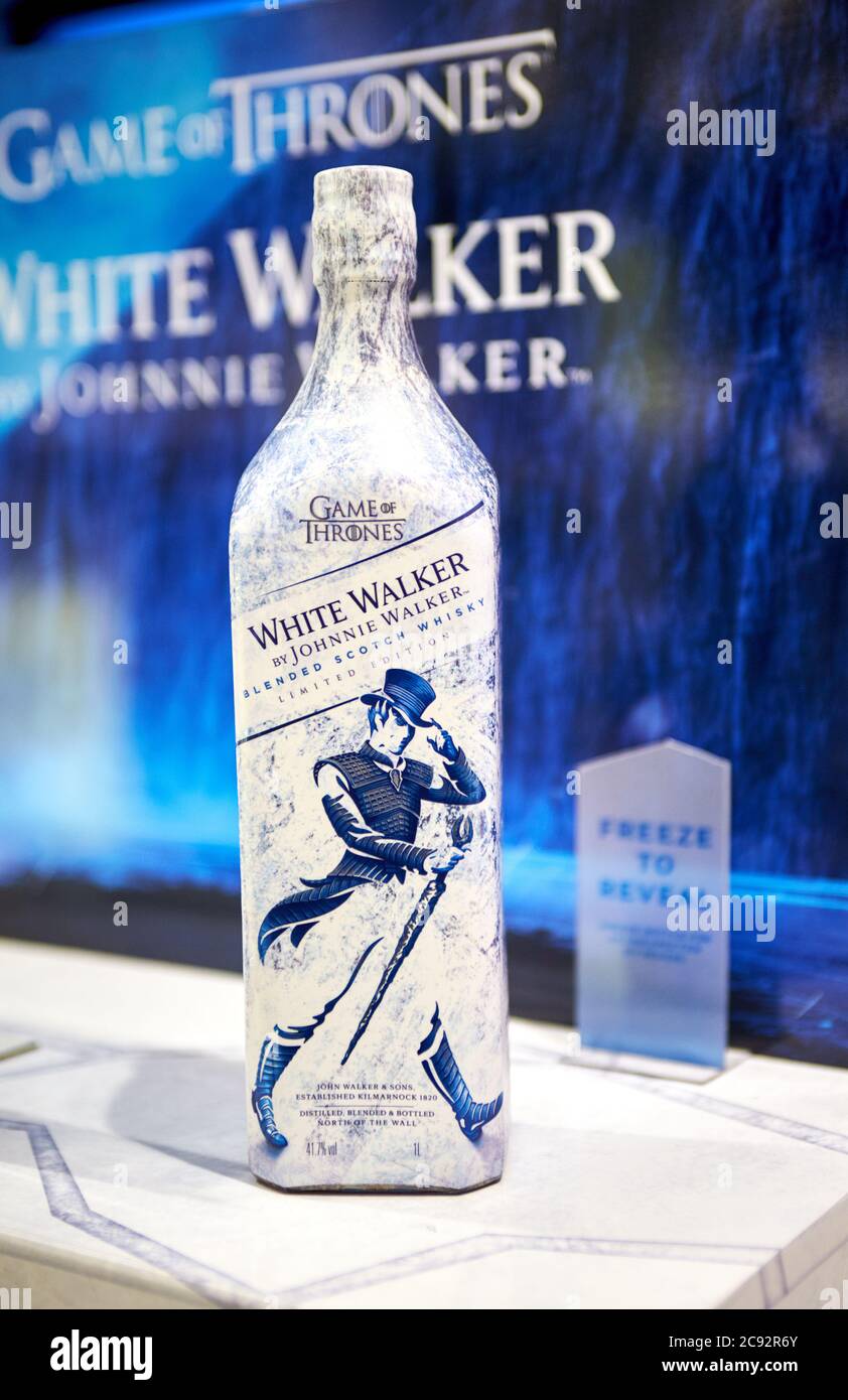 Juego de Tronos tema White Walker whisky por Johnnie Walker siendo vendido en el área libre de impuestos en la terminal del aeropuerto de Luton. Las botellas explican las palabras "el invierno está aquí" cuando está a la temperatura adecuada para servir. Foto de stock