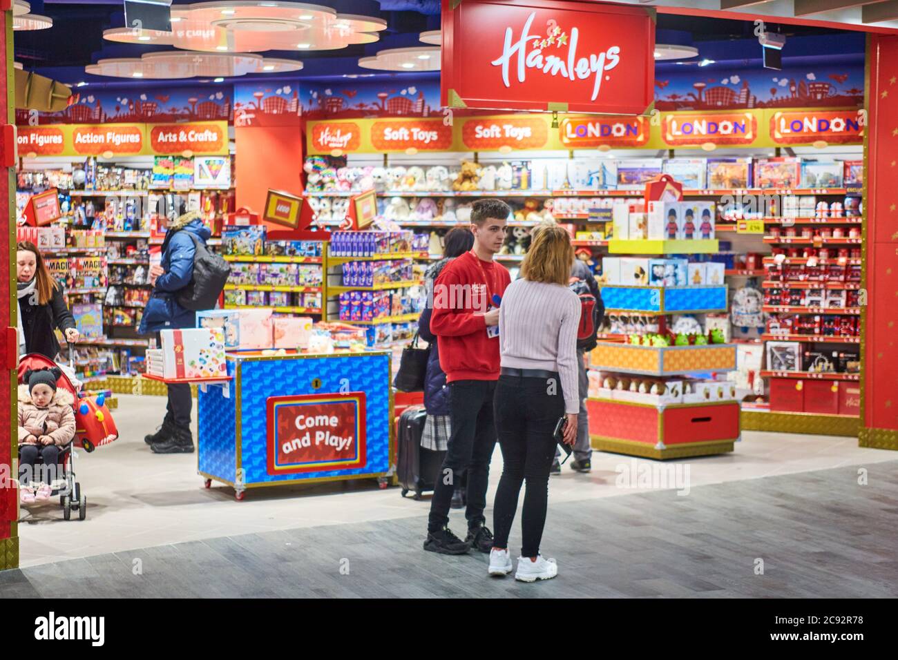 Sucursal de la tienda de juguetes Hamleys en la terminal del aeropuerto de Luton. Foto de stock