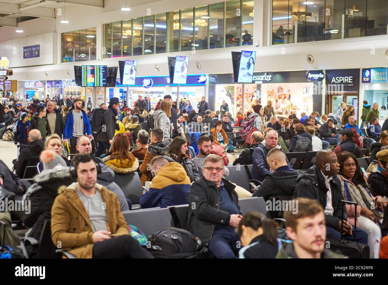 Pasajeros que esperan en la terminal aérea del aeropuerto de Luton. Foto de stock