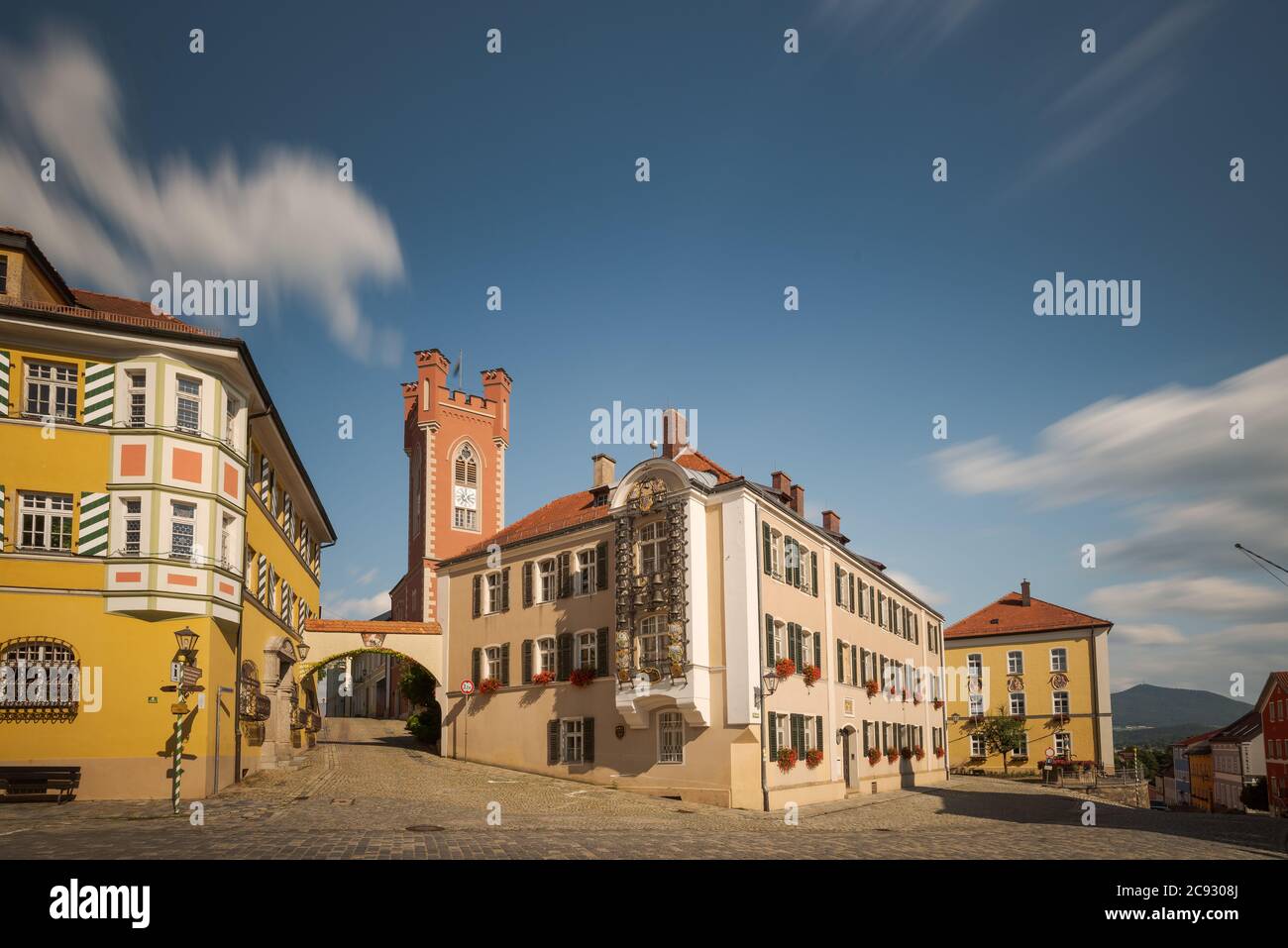 Rathaus, Stadtturm, Amtsgericht und Glockenspiel auf dem Stadtplatz en Furth im Wald Foto de stock