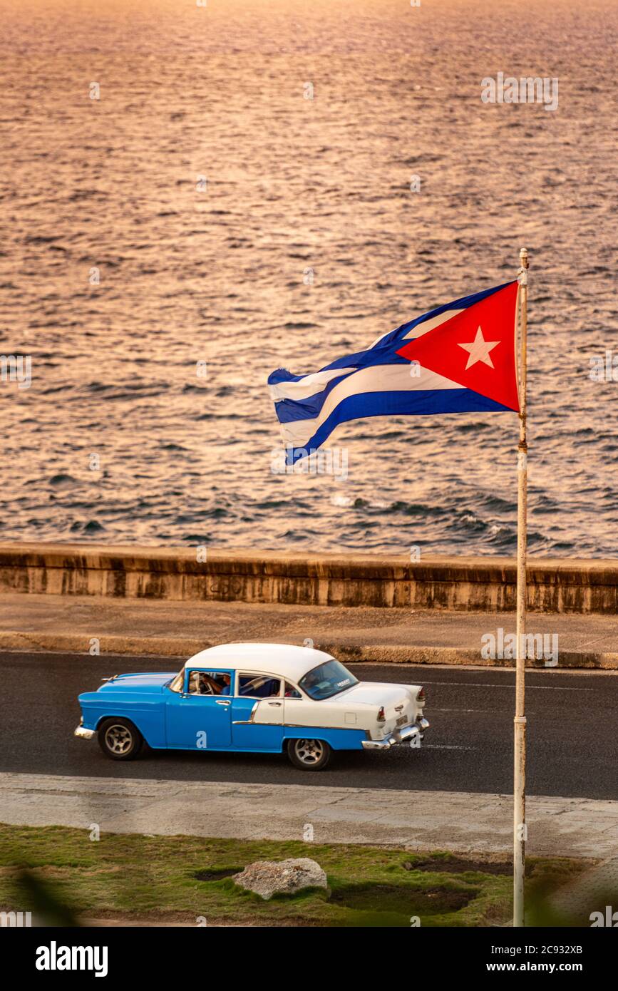 Uno de los grandes atractivos de la Habana es hacer un recorrido por la ciudad en coches tradicionales antiguos y coloridos. Foto de stock