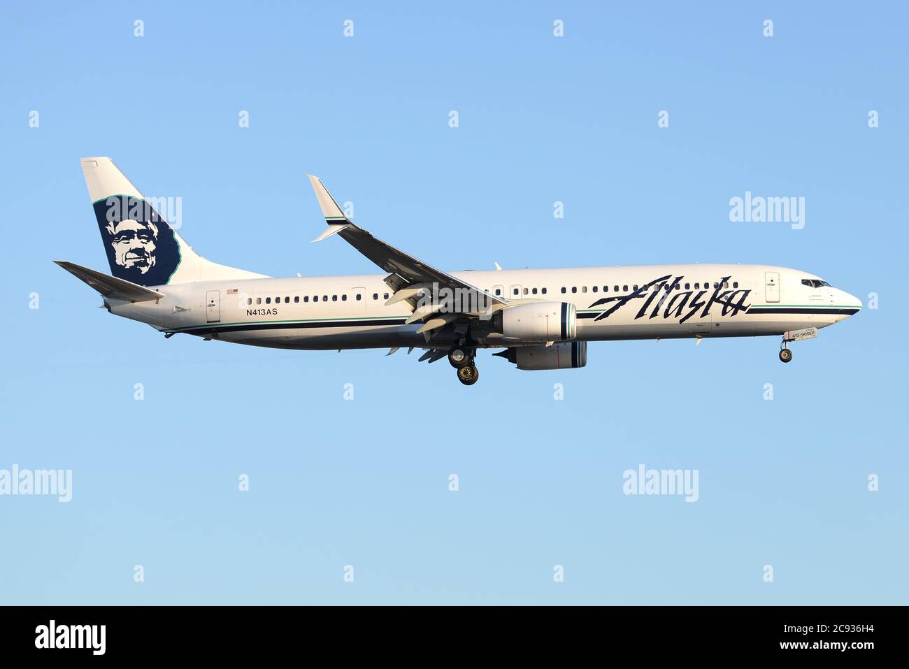 Alaska Airlines Boeing 737900 con winglets de scimitar llegando al