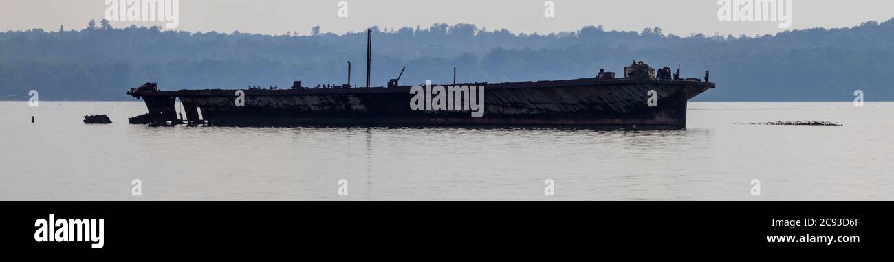 Panorama de un barco abandonado en la bahía de Mallows del río Potomac. Este lugar es el hogar de restos de más de 100 naufragios desmantelados y hundidos, y es Foto de stock