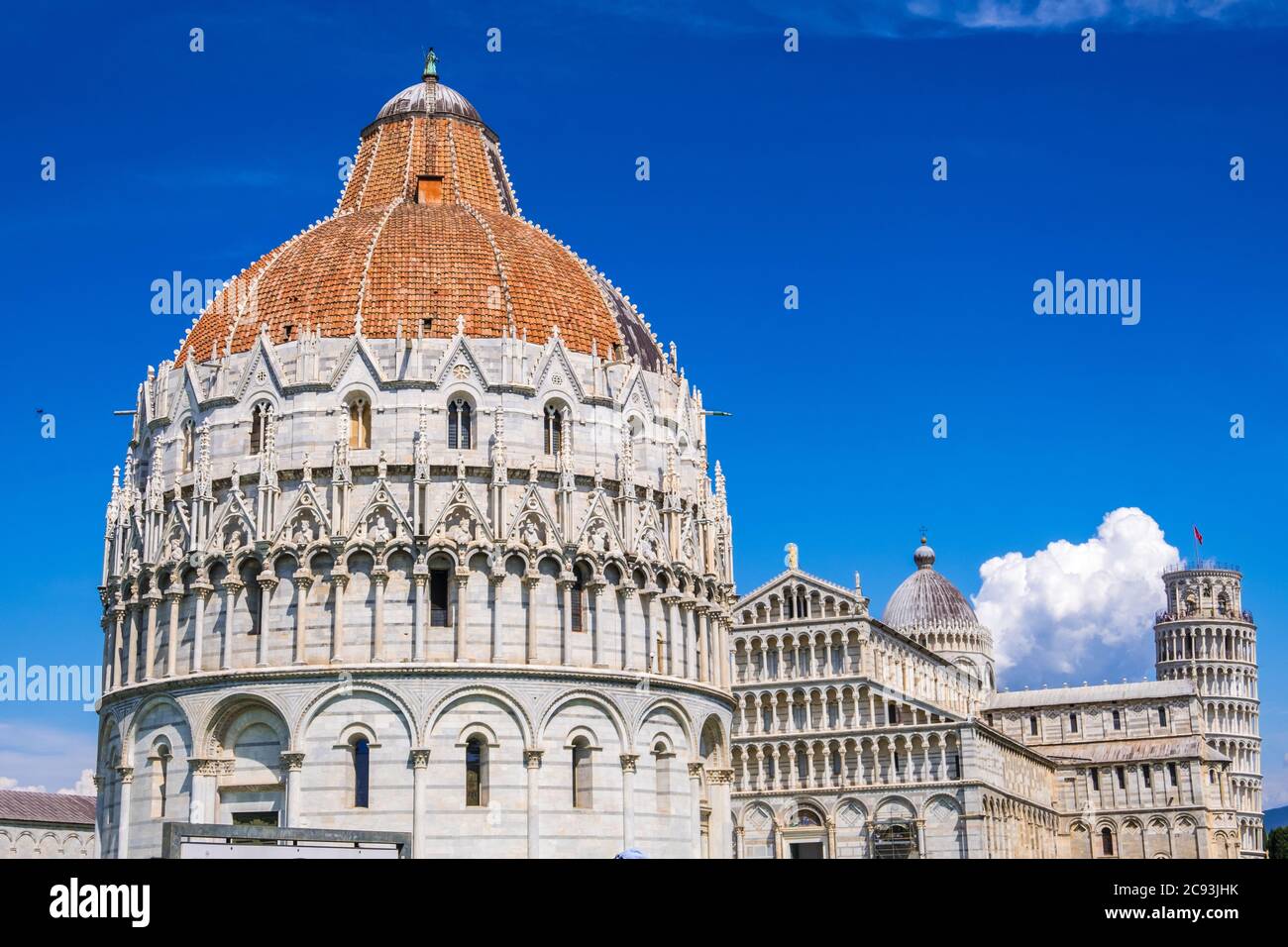 Pisa, Italia - 14 de agosto de 2019: Vista del Baptisterio y la Catedral con la Torre inclinada de Pisa en la Piazza dei Miracoli de Pisa, región de la Toscana Foto de stock