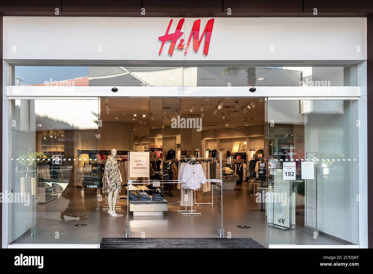 Huelva, España - 27 de julio de 2020: Tienda H&M en el centro comercial  Holea. H & M Hennes & Mauritz AB (H&M), es una empresa de ropa sueca. Vende  fashi rápido