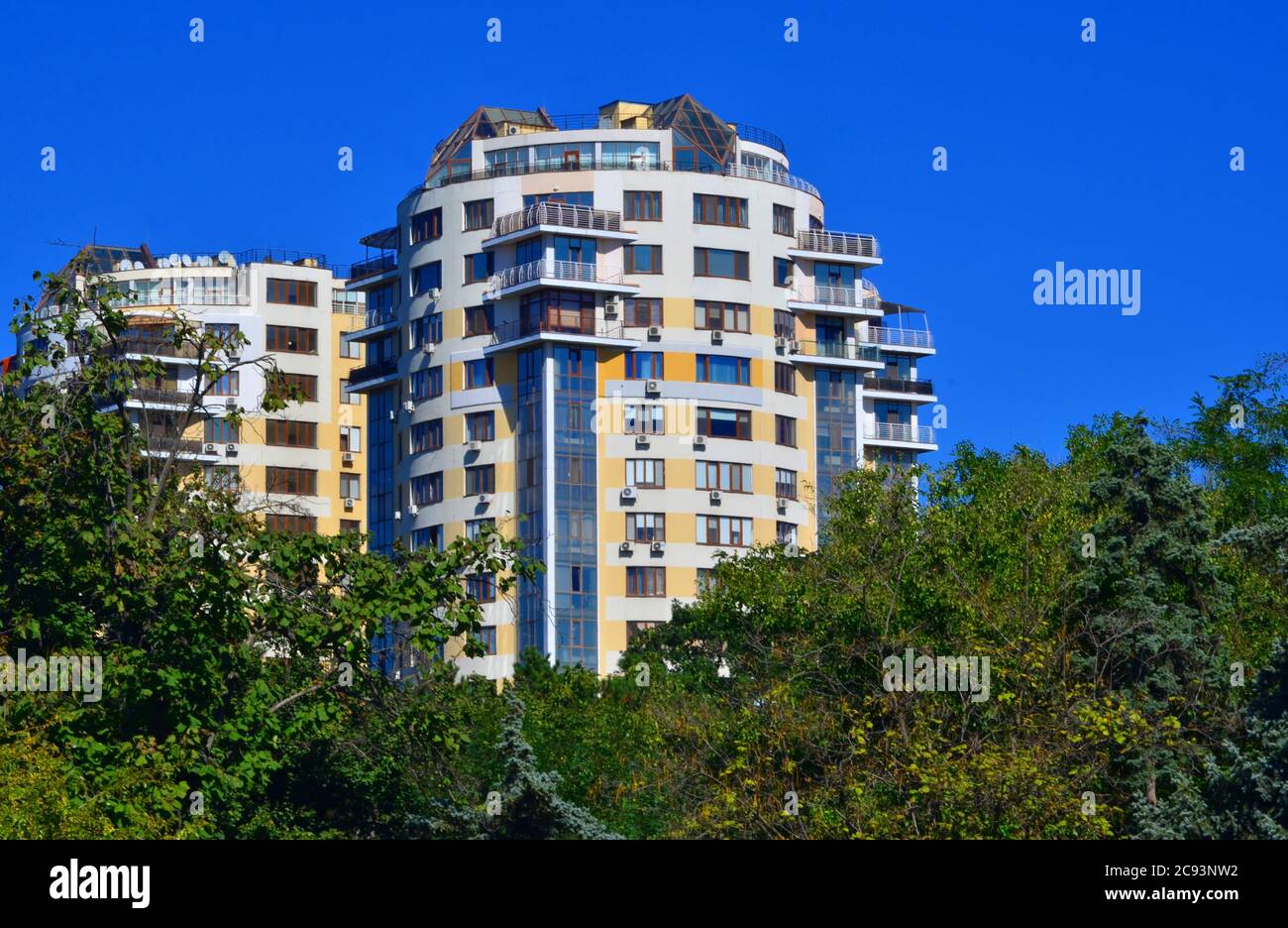 Vista de otoño de una nueva casa desde Victory Park en Odessa Foto de stock