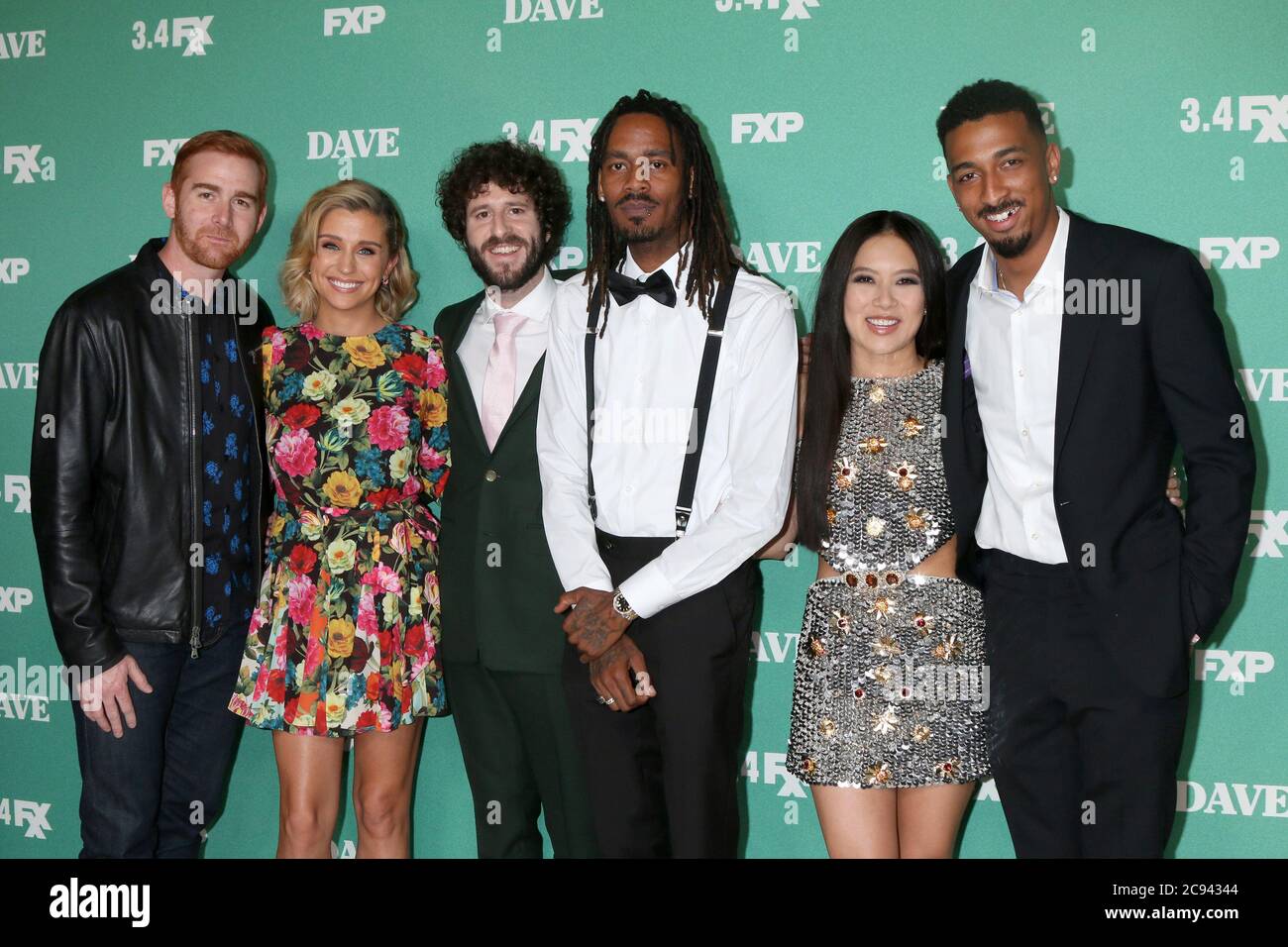 LOS ANGELES - 27 DE FEBRERO: Andrew Santino, Taylor Misiak, Dave Burd, Gata, Christine Ko, Travis Bennett en la proyección 'Dave' Premiere desde FXX en el DGA Theatre el 27 de febrero de 2020 en los Angeles, CA Foto de stock