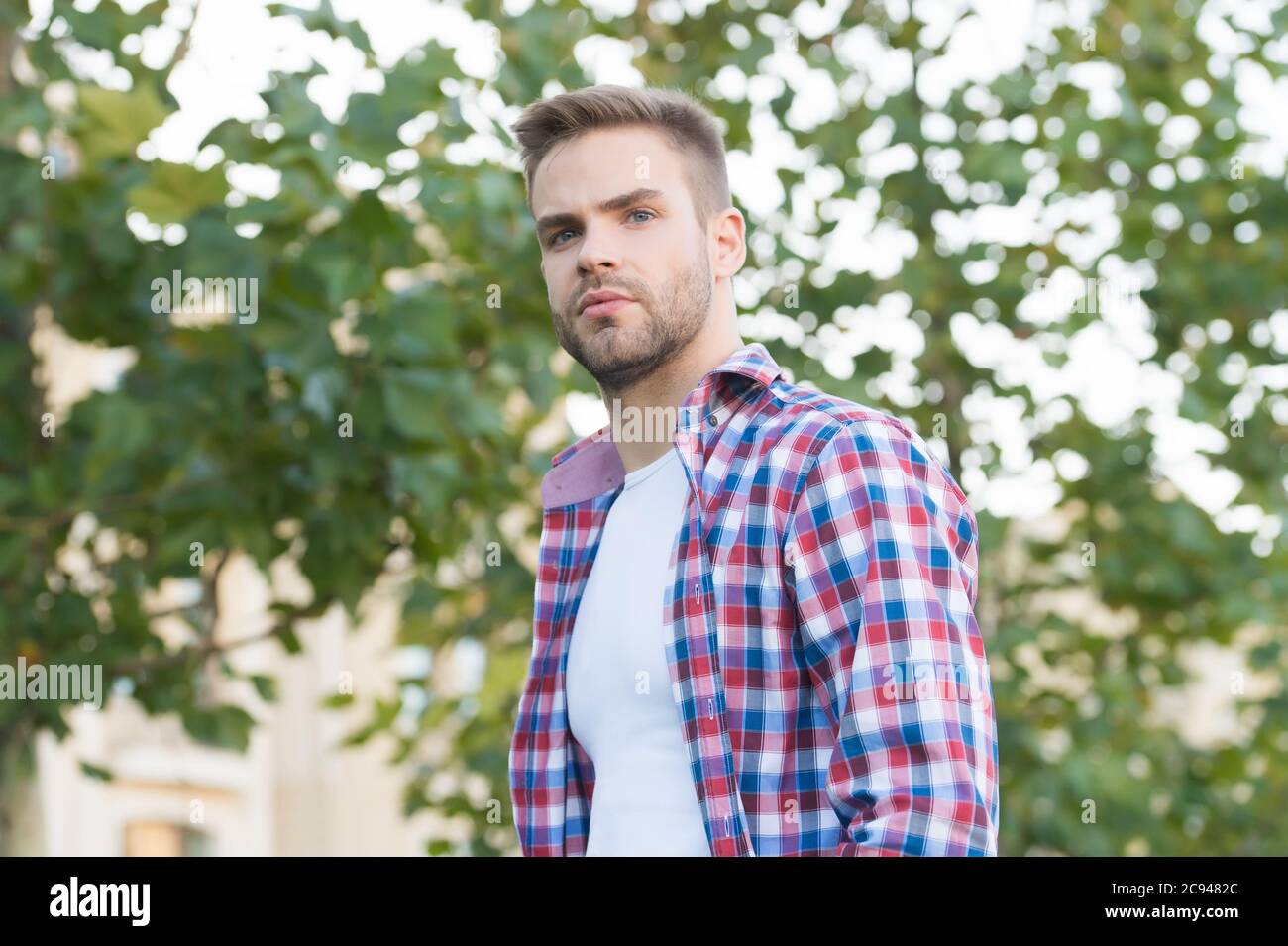 El verano está aquí. Guapo verano al aire libre. Moda de verano. Estilo  informal. Estilo de vida moderno. vestuario de moda para hombres.  Tendencias elegantes. Tienda de ropa de hombre Fotografía de