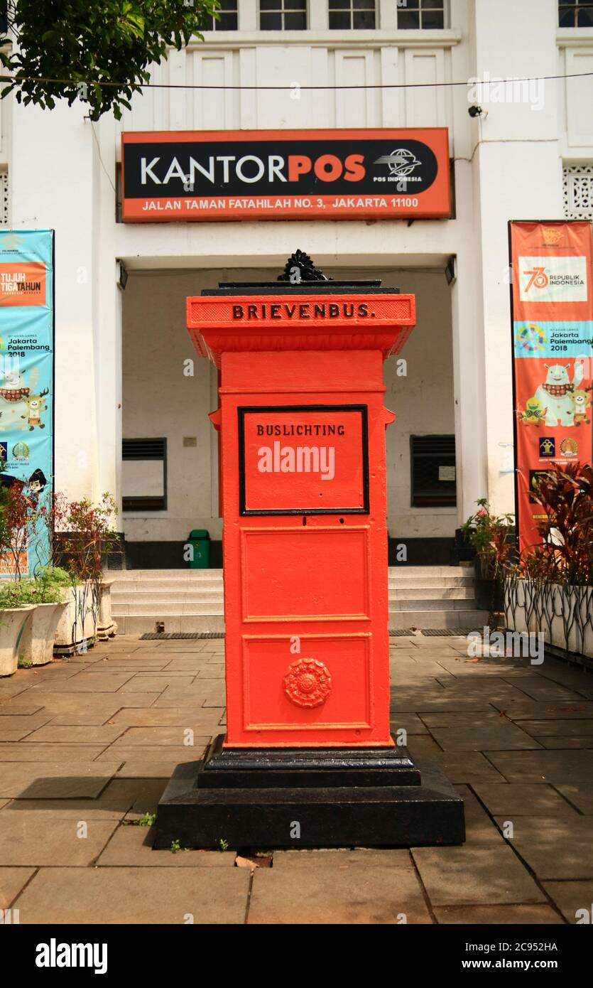 Yakarta, Indonesia - 21 de febrero de 2019: Antiguo buzón de correo o Brievenbus frente a la oficina de correos en la Ciudad Vieja de Yakarta. Foto de stock