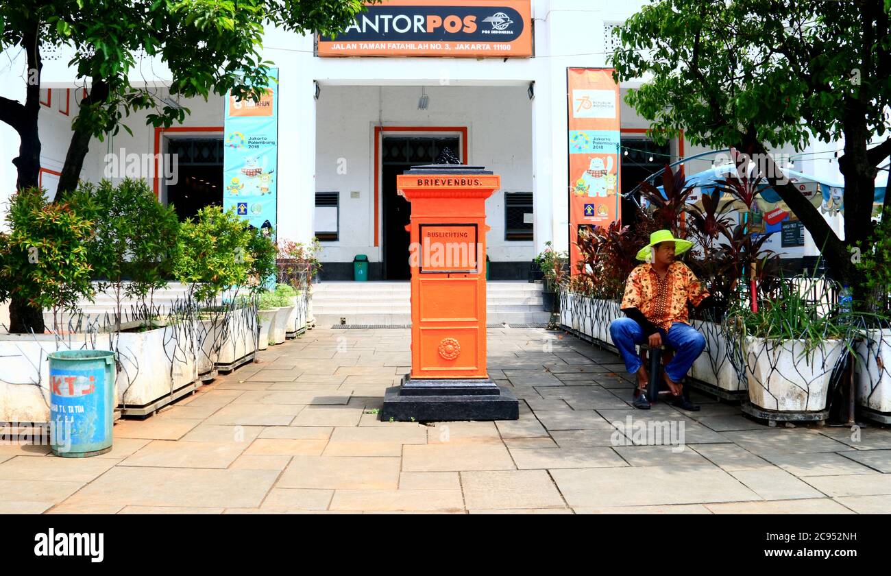 Yakarta, Indonesia - 21 de febrero de 2019: Antiguo buzón de correo o Brievenbus frente a la oficina de correos en la Ciudad Vieja de Yakarta. Foto de stock
