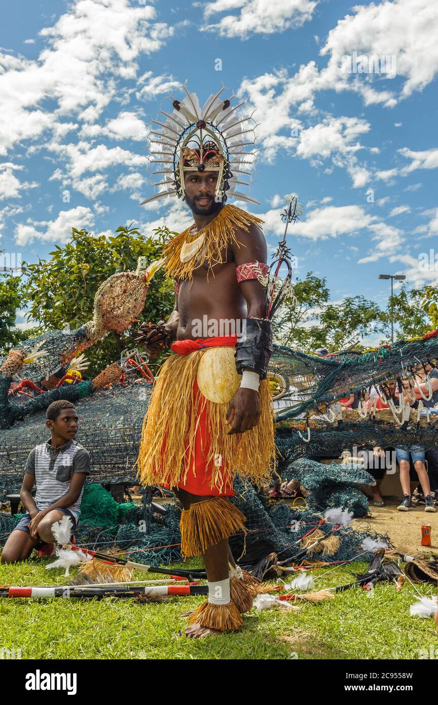 Bailarines de la Isla del Estrecho de Torres con trajes espectaculares y una dirección icónica actúan en el festival de Arte y Cultura Indígena en Cairns, Queensland. Foto de stock
