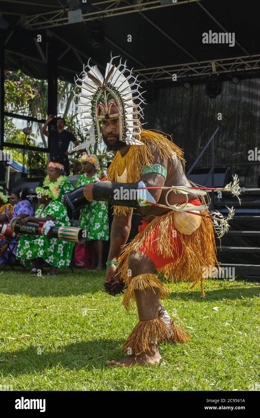 Bailarines de la Isla del Estrecho de Torres con trajes espectaculares y una dirección icónica actúan en el festival de Arte y Cultura Indígena en Cairns, Queensland. Foto de stock