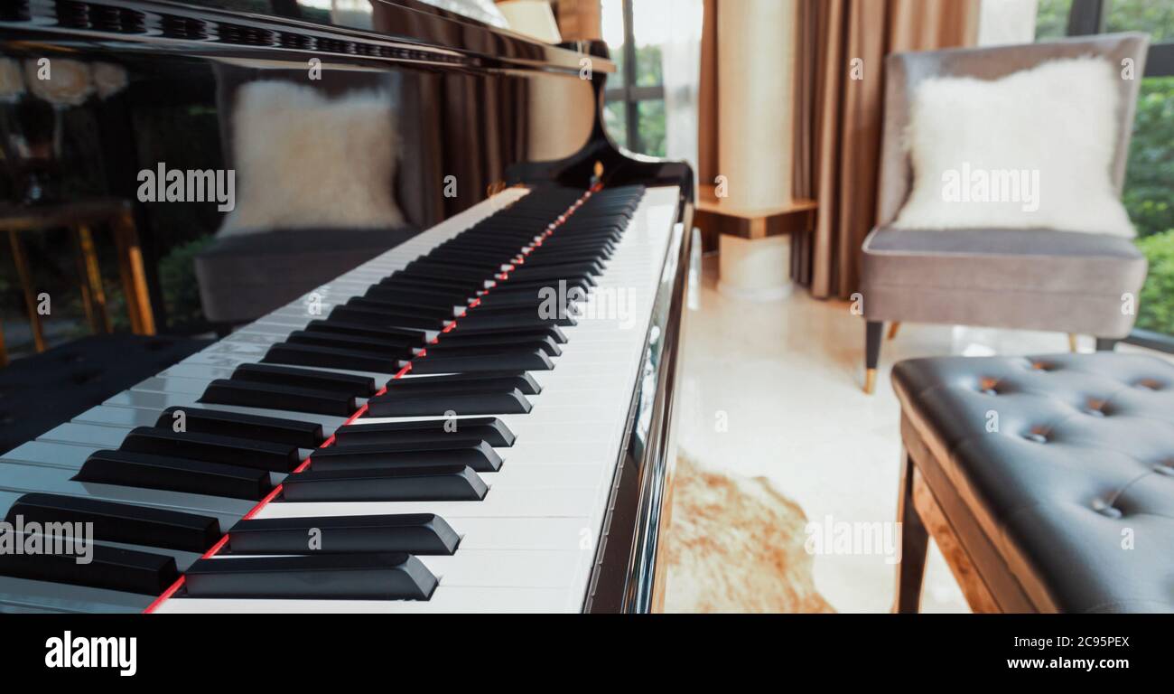 Punto Casarse Prueba teclado de piano en el salón de música de la moderna casa de lujo, enfoque  selectivo Fotografía de stock - Alamy