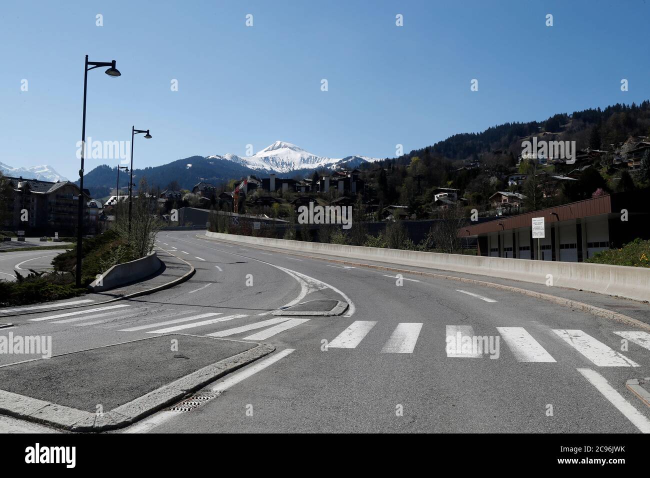 Epidemia de coronavirus (COVID-19). Bloqueo. Puente vacío. San Gervais. Francia. Foto de stock