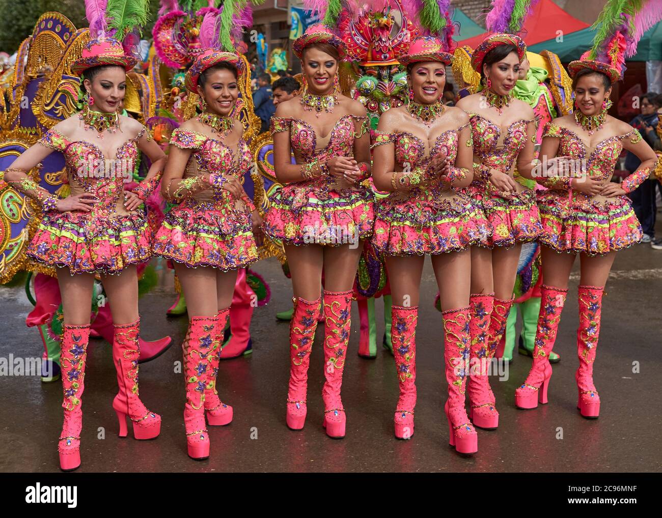 Mujeres Mayores Vestidas Con Disfraces De Vendedoras De Palomitas En El  Desfile De Carnaval Foto de archivo editorial - Imagen de muchedumbre,  mascarada: 174212143