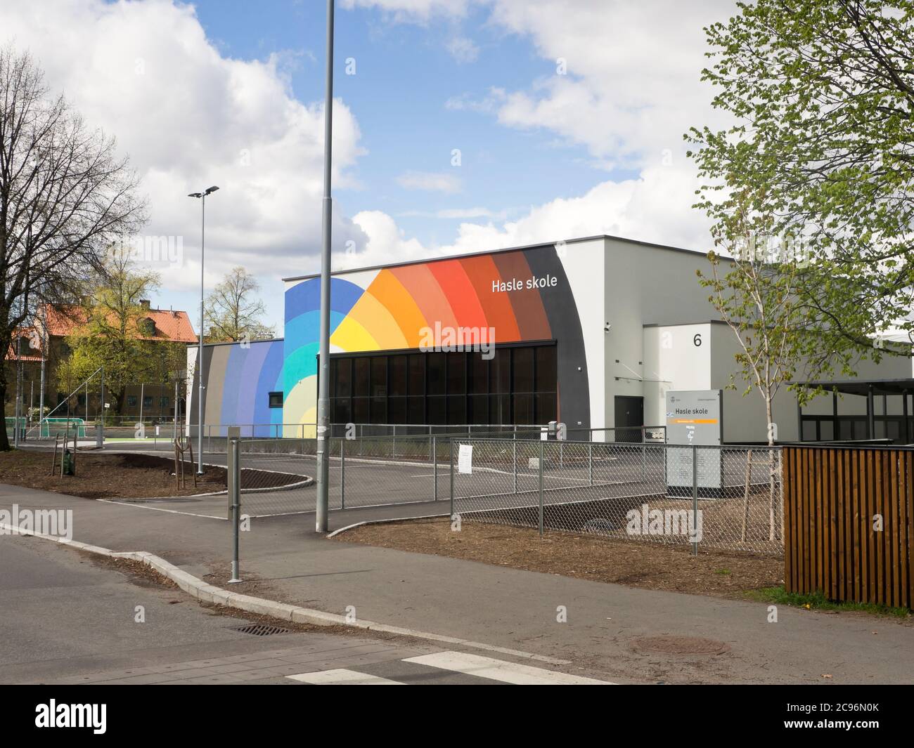 La escuela primaria Hasle en un suburbio de Oslo Noruega se jacta una entrada colorida y acogedora Foto de stock