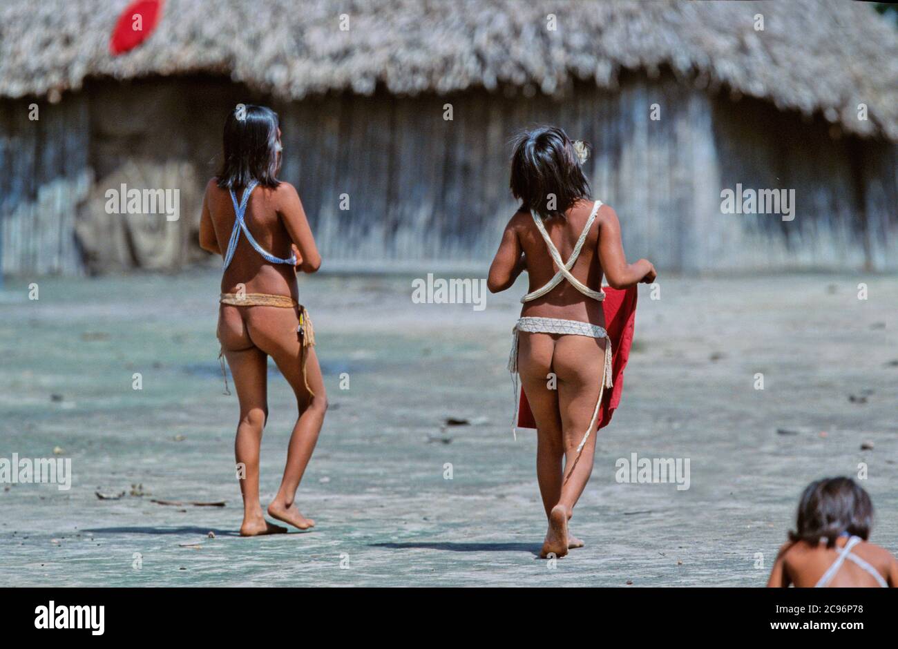 CHICAS INDÍGENAS YANOMAMI, TRIBU IRONAVI, BRAZO CASIQUIIRE, AMAZONAS,  VENEZUELA Fotografía de stock - Alamy