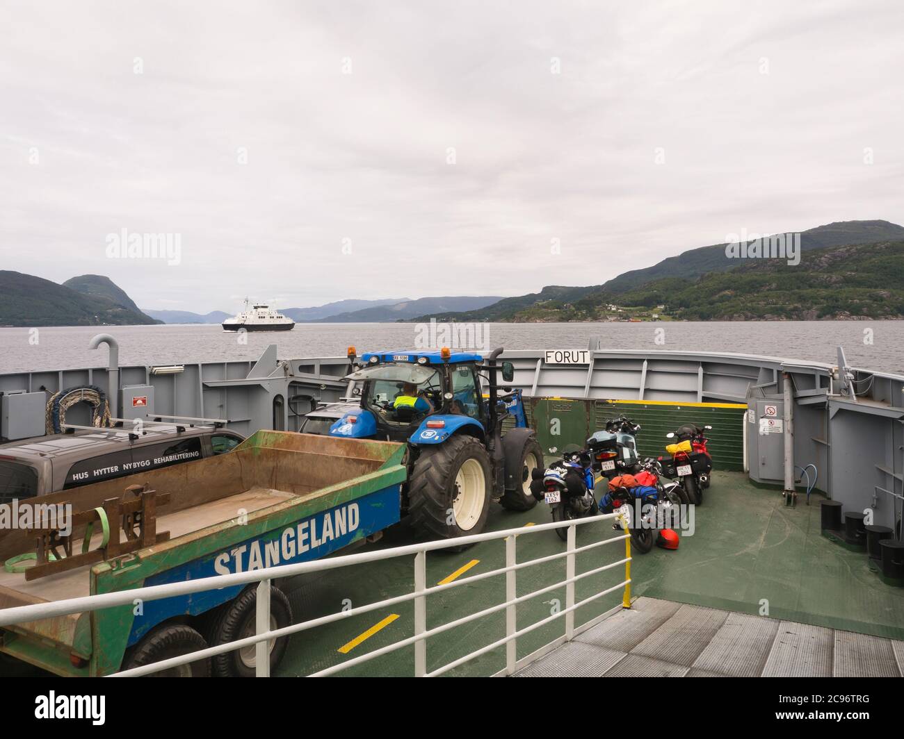 Cruzando el fiordo de Jøsenfjorden en Ryfylke Rogaland en un coche y ferry de pasajeros, todo tipo de vehículos permitidos, tractor y motocicletas Foto de stock