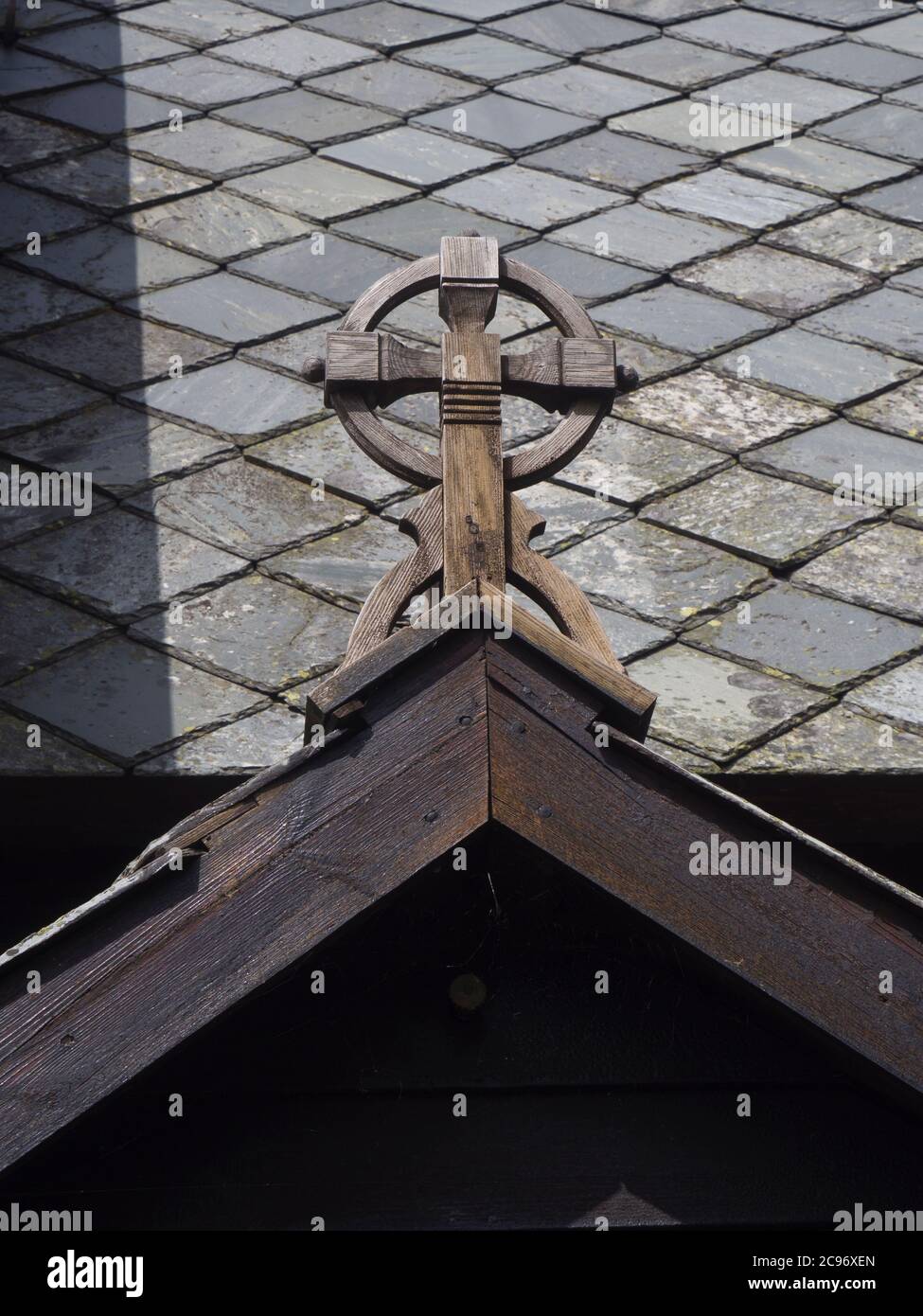 Røldal Stave Iglesia dic en un valle en el oeste de Noruega que data de ca 1250, detalle de fachada ornamental cruz y techo de pizarra Foto de stock