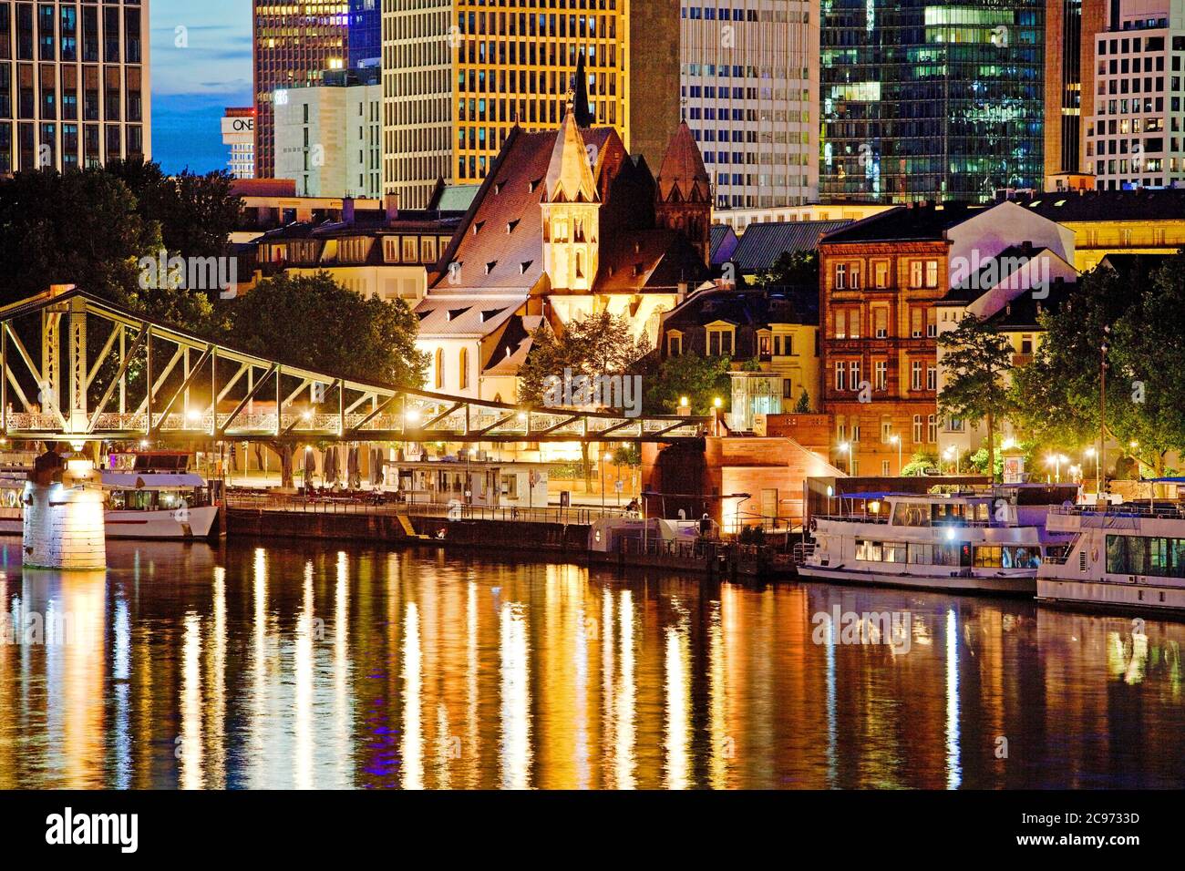 Paisaje urbano por la noche con el distrito financiero y principal, Alemania, Hesse, Frankfurt am Main Foto de stock