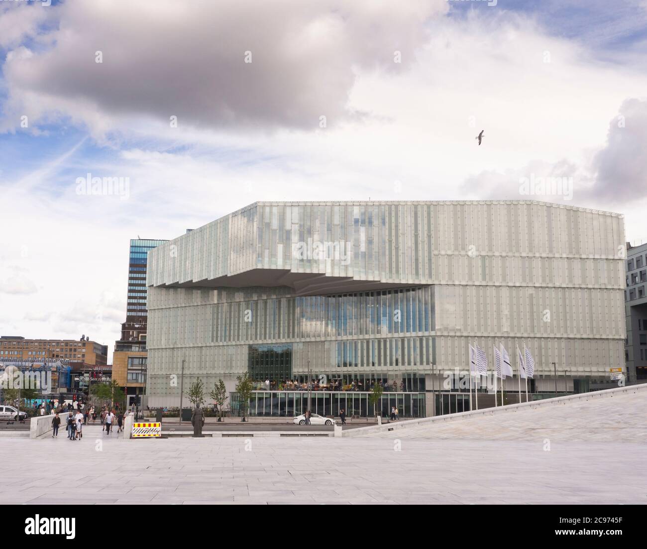 Oslo Noruega tiene un nuevo edificio de biblioteca pública en 2020. Deichman Bjørvika, Arquitectura contemporánea en la fachada vista desde la Ópera Foto de stock