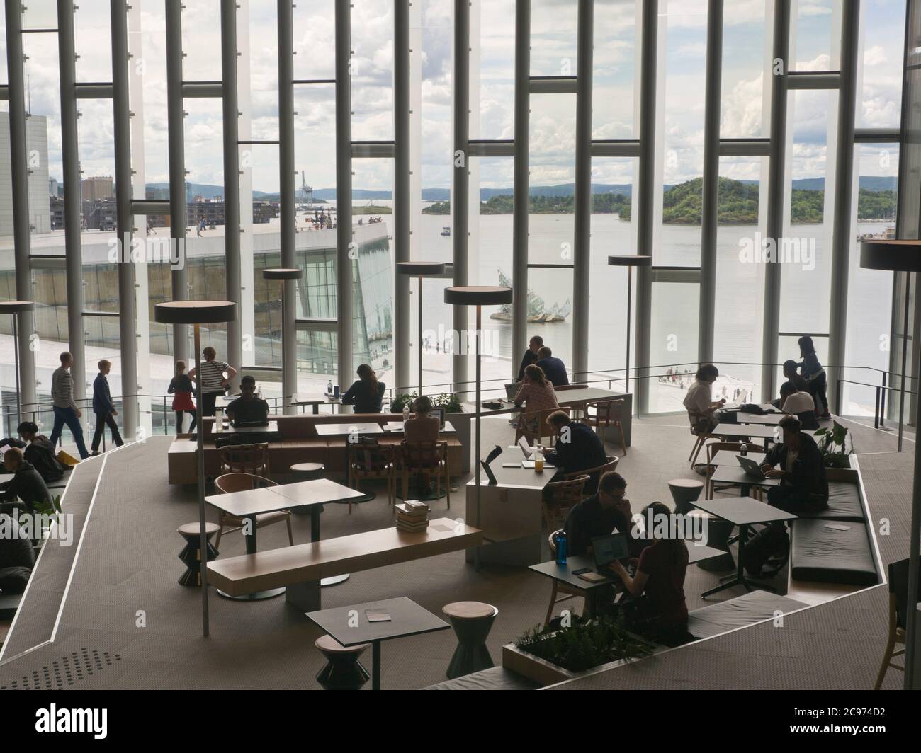 Oslo Noruega tiene un nuevo edificio de biblioteca pública en 2020. Deichman Bjørvika, interior con sala de lectura con vistas a la Ópera y el Oslofjord Foto de stock