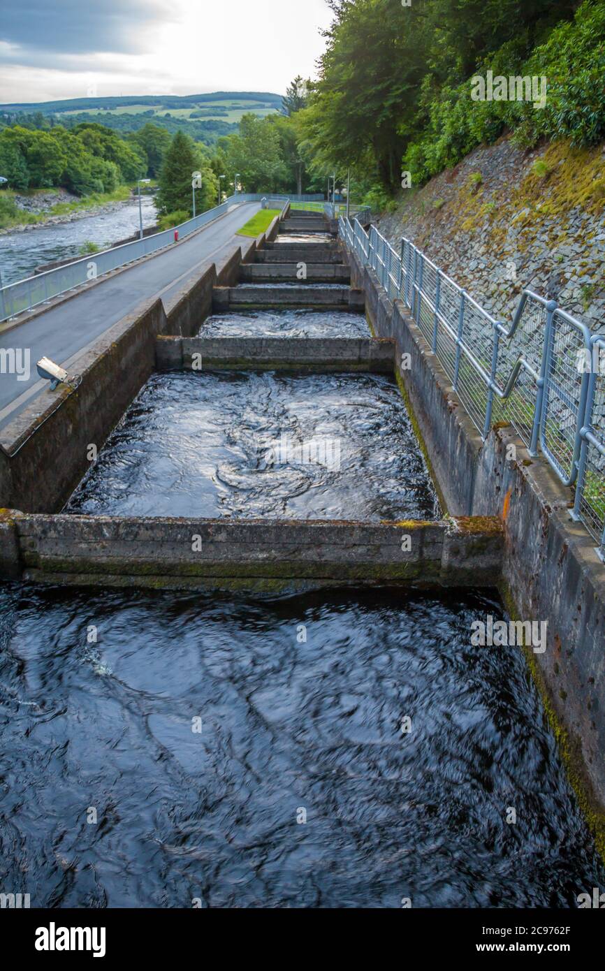 Piscinas o cámaras con agua corriente en la escalera de salmón en la presa Pitlochry en el río Tummel, Escocia Foto de stock