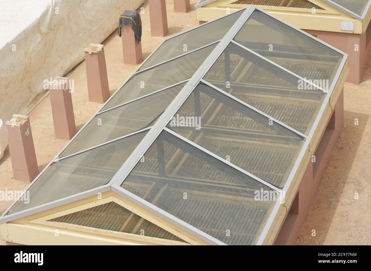 Secador solar de efecto invernadero fotografías e imágenes de alta  resolución - Alamy