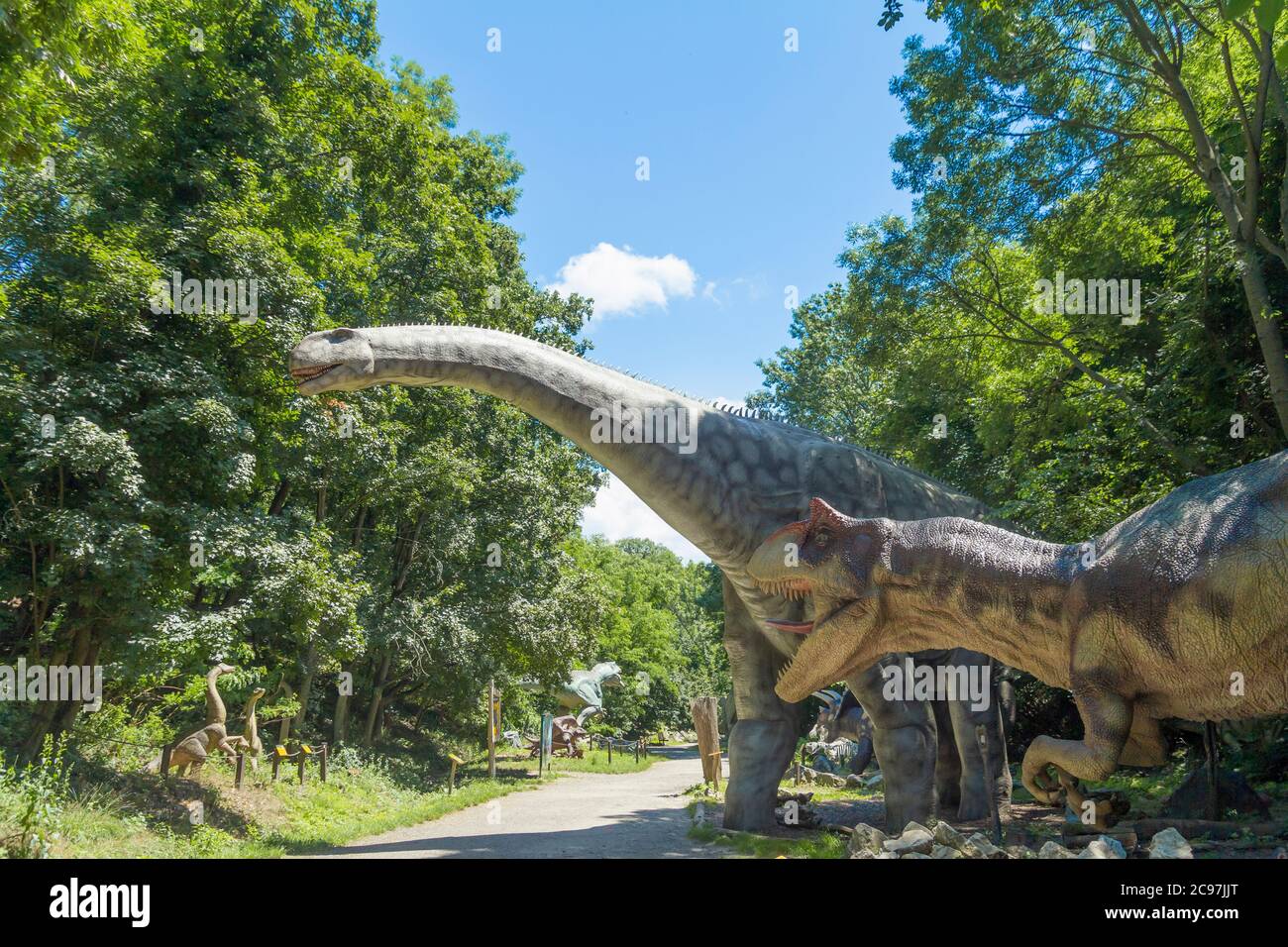 Bratislava, Eslovaquia - Junio 2020 - Modelo realista de dinosaurio en EL ZOO de Bratislava Foto de stock