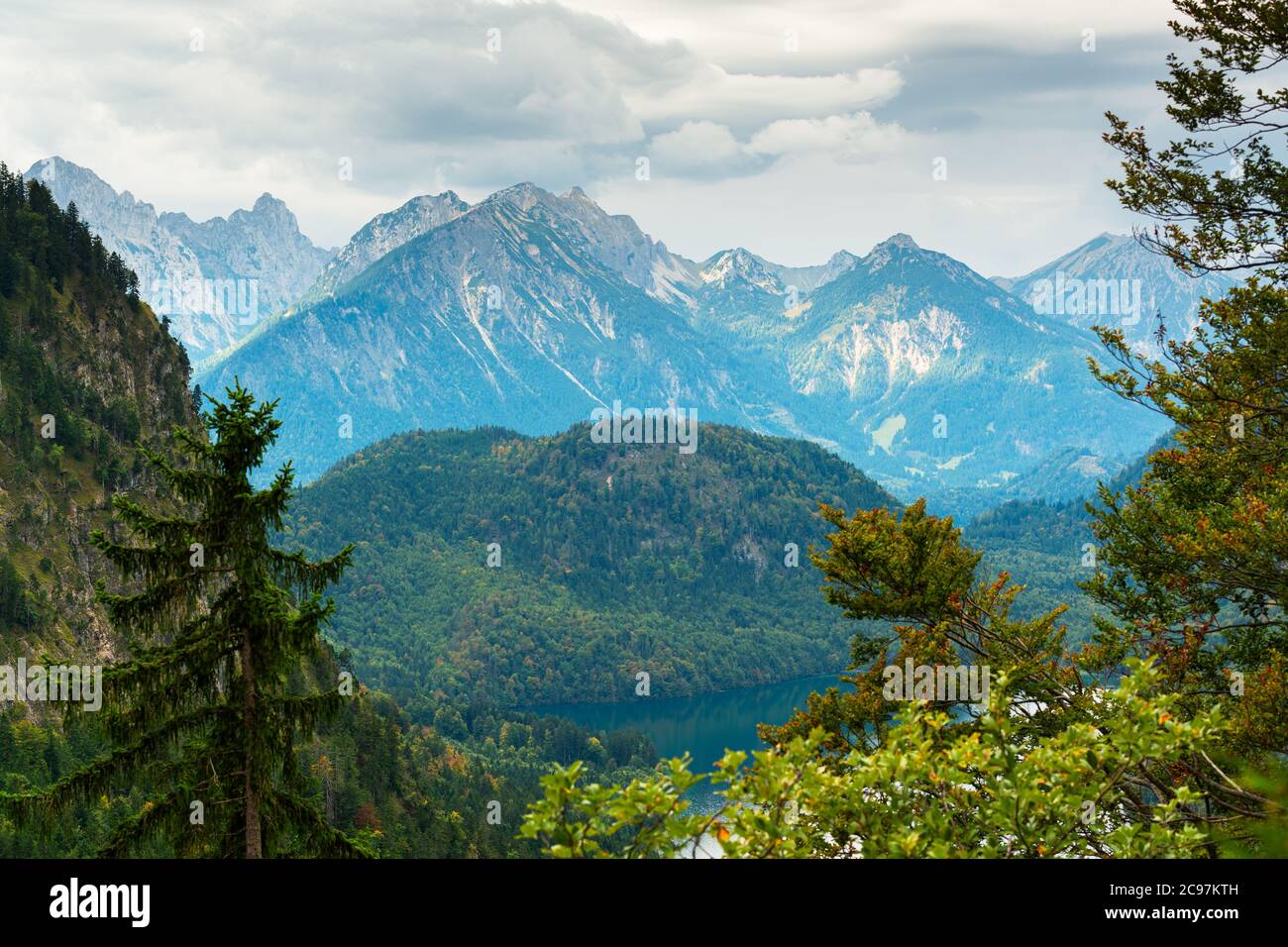 Paisaje de los Alpes bávaros en Fussen, Alemania con el lago Alpsee. Foto de stock
