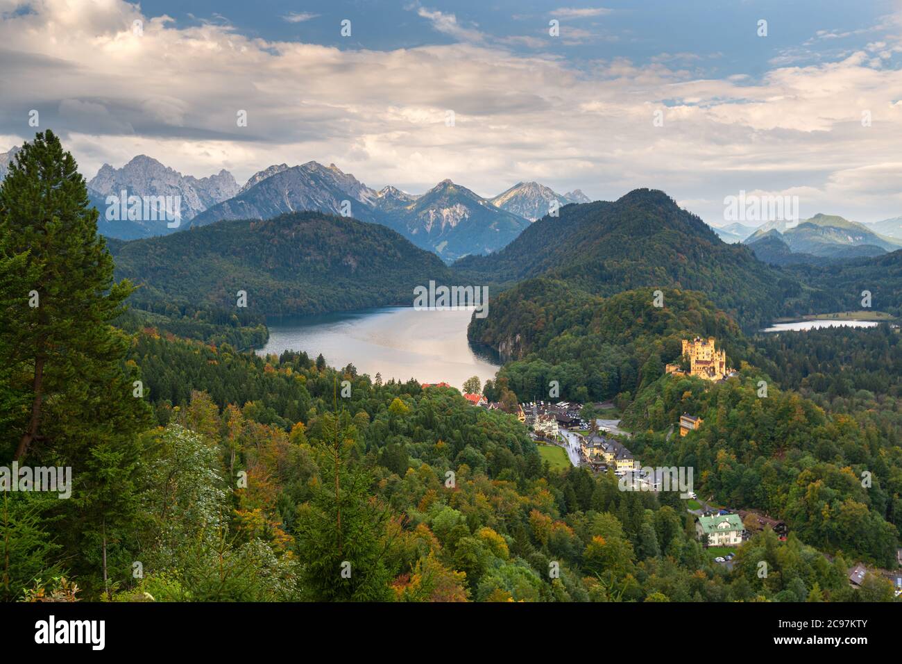 Los Alpes bávaros de Alemania en la aldea de Hohenschwangau y el lago Alpsee por la tarde. Foto de stock