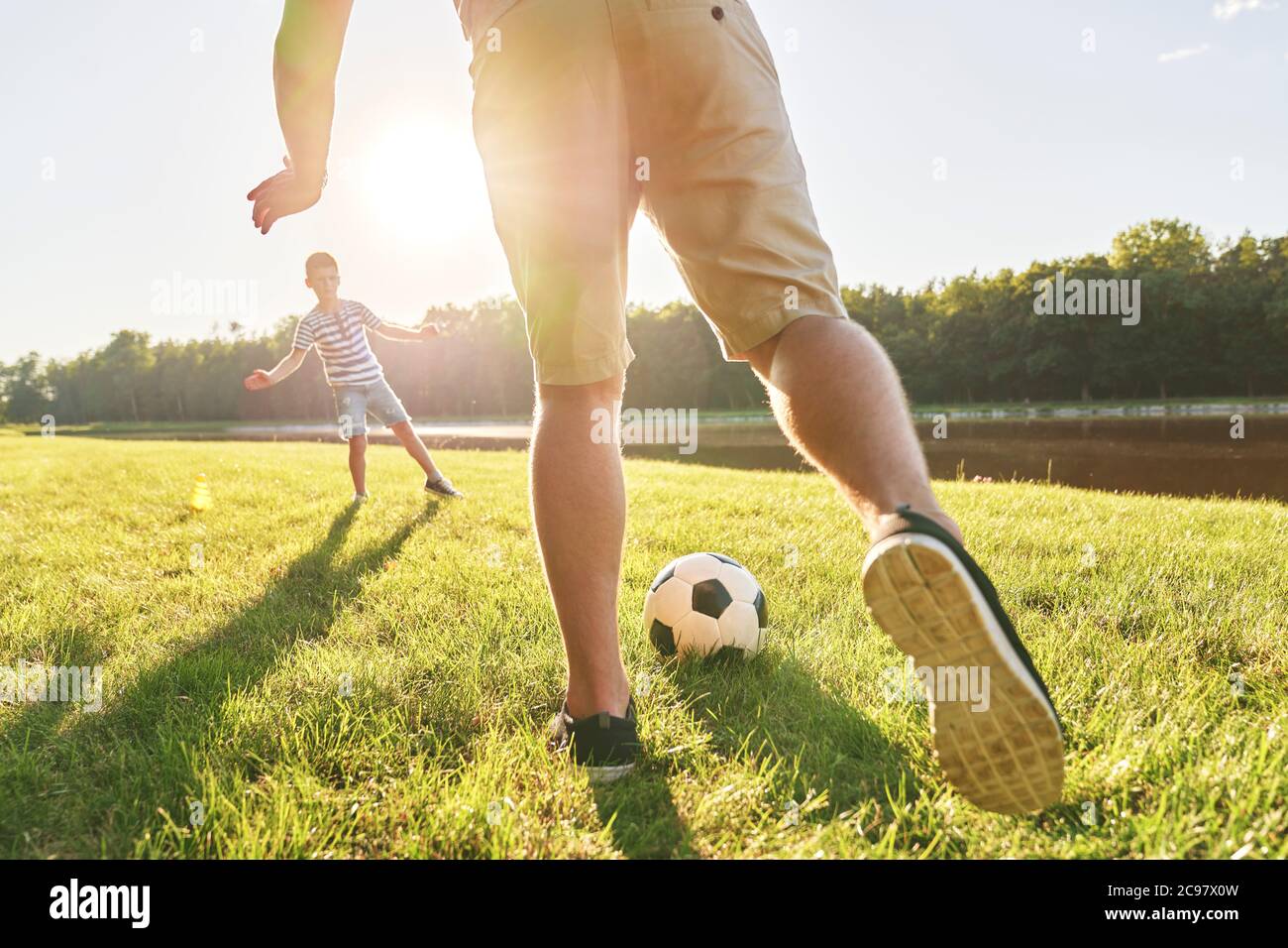 Padre e hijo entrenando fútbol en vacaciones Foto de stock