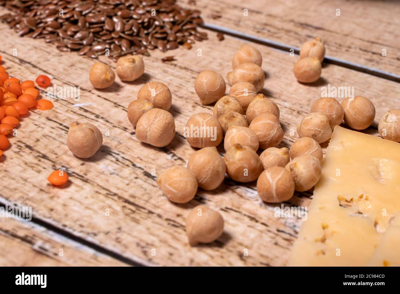 Los garbanzos, las lentejas y el queso son fuentes de proteínas en el