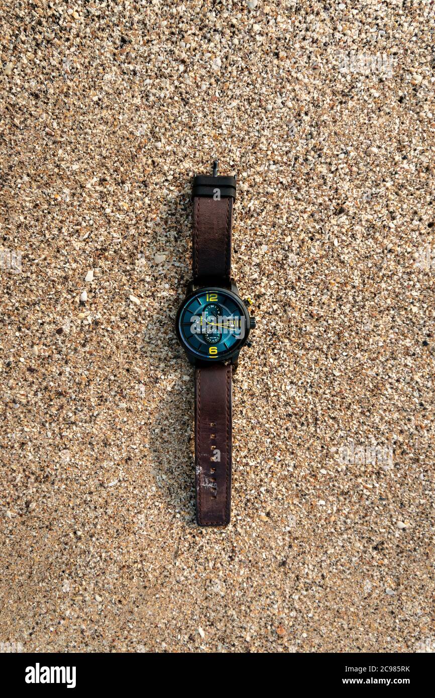 Hombre reloj de pulsera en arena de la Fotografía de stock - Alamy