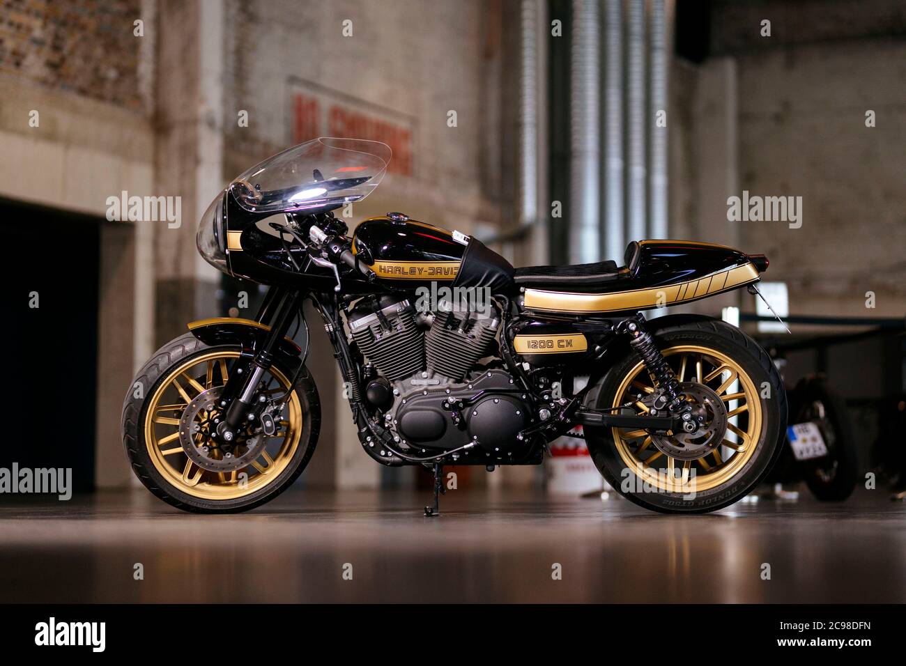 Motocicleta harley davidson sportster custom 1200 fotografías e imágenes de  alta resolución - Alamy
