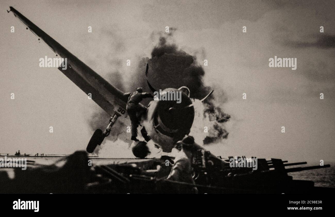 Un Grumman F6F Hellcat hace un aterrizaje forzoso en el USS Enterprise durante la campaña de las Islas Gilbert y Marshall, una serie de batallas que se libraron desde noviembre de 1943 hasta febrero de 1944, en el teatro Pacífico de la Segunda Guerra Mundial entre Estados Unidos y Japón. Foto de stock