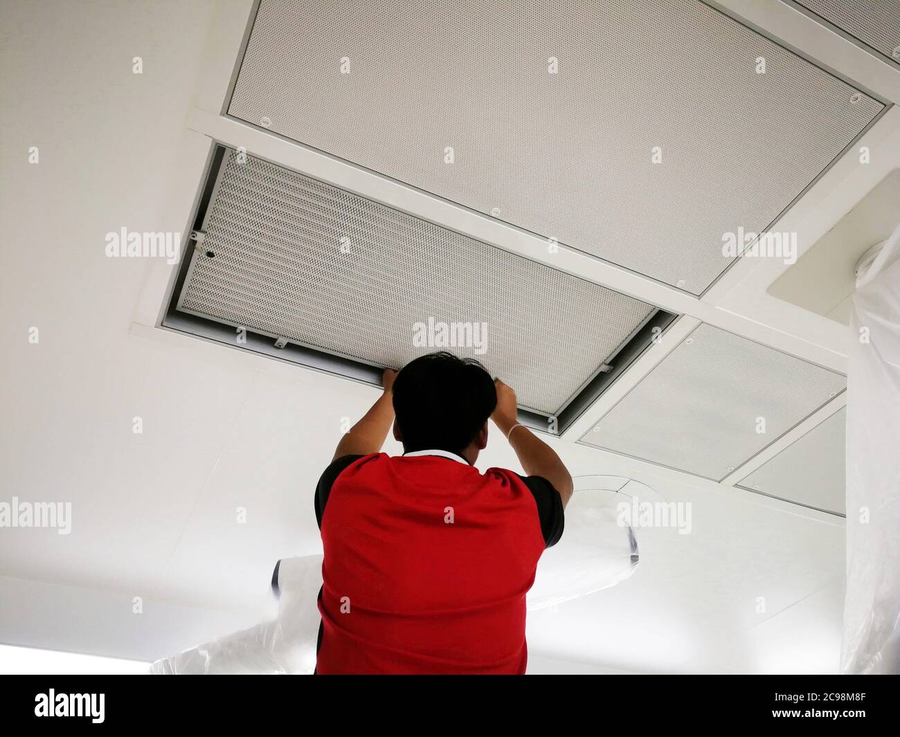 Instalación y pruebas del filtro HEPA en quirófano Fotografía de stock