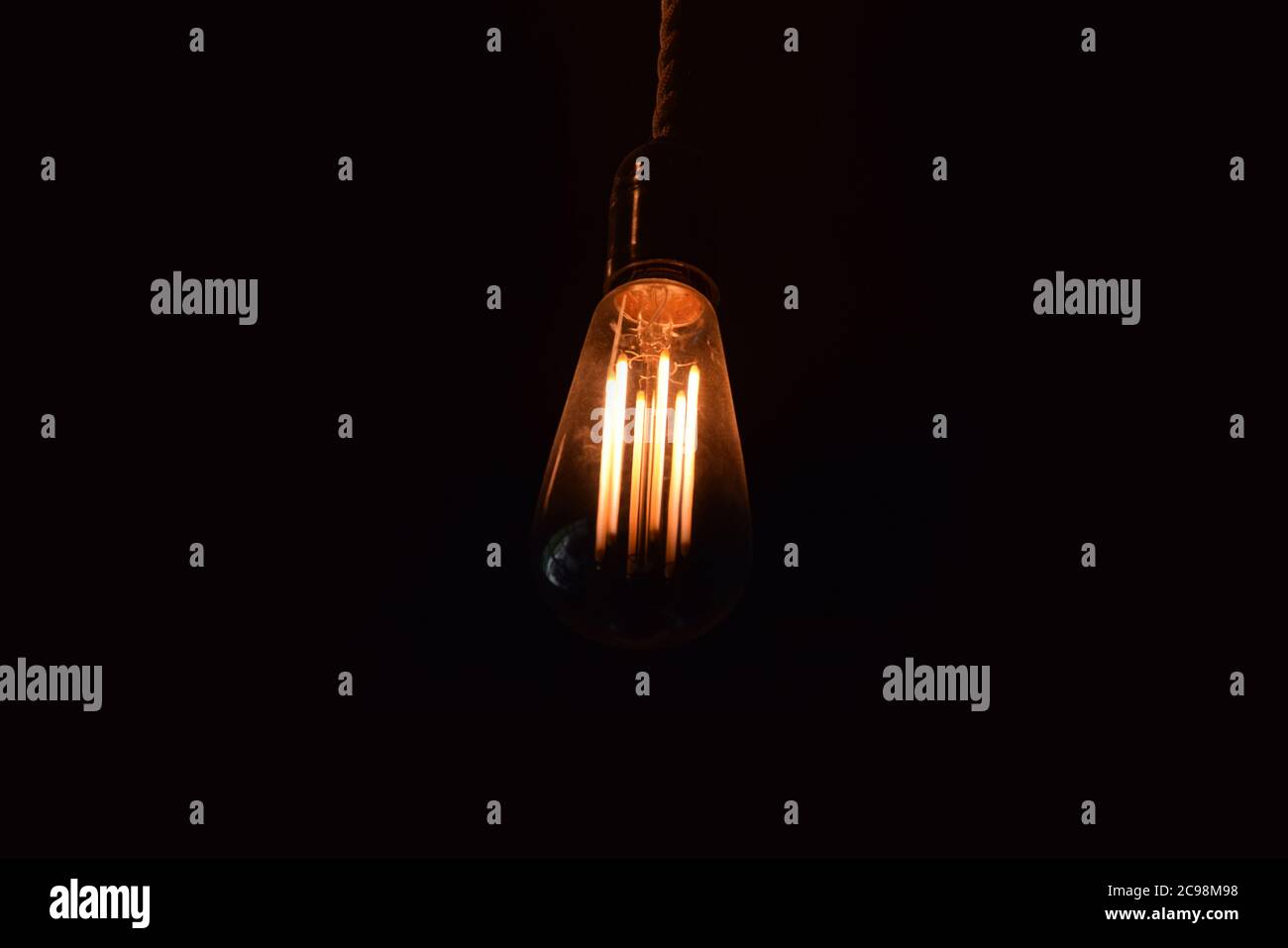 Lámpara incandescente tipo loft con fondo negro Foto de stock