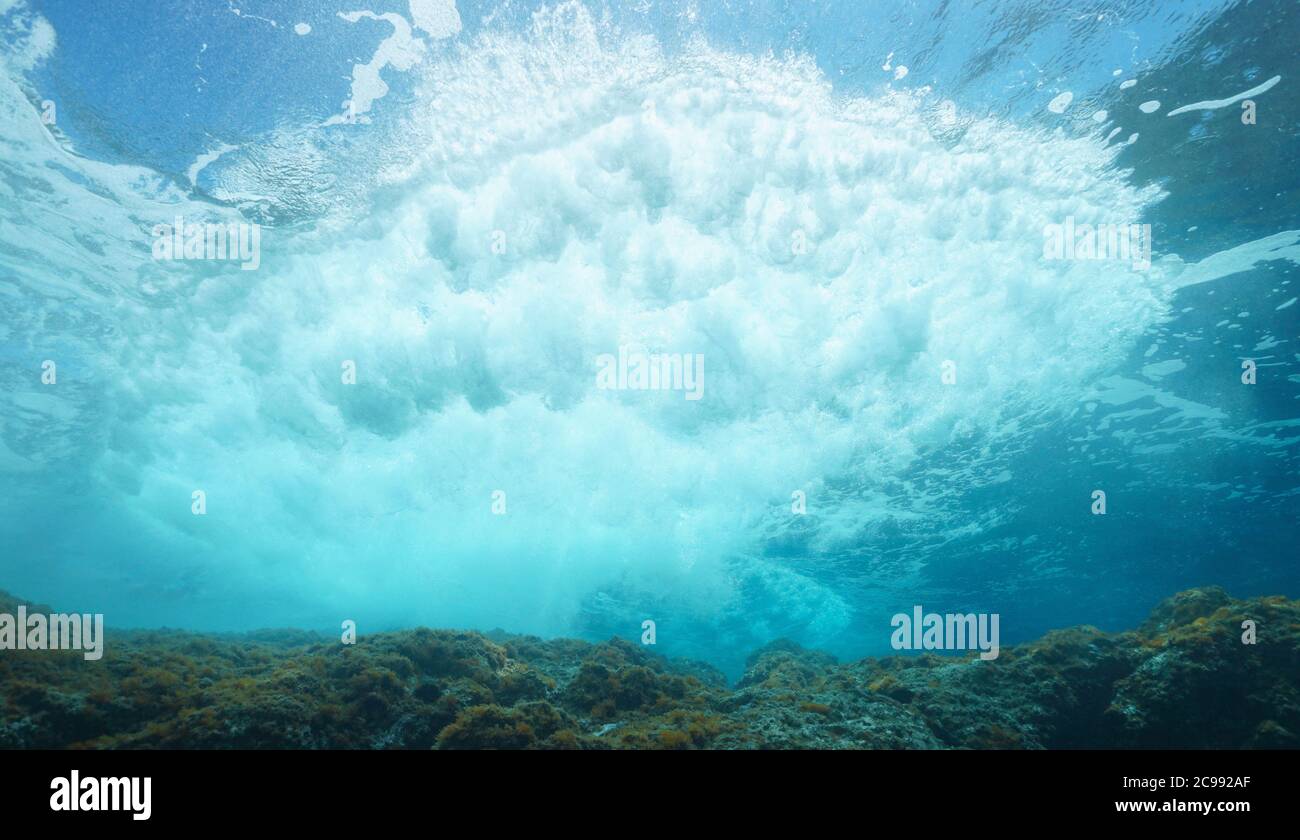 Olas submarinas rompiendo en roca bajo la superficie del agua, mar Mediterráneo Foto de stock